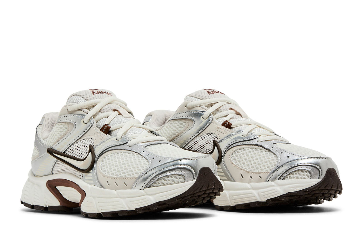 Nike V5 RNR Sail Fauna Brown Phantom Light Orewood Brown (Women's) sneaker afbeelding 8 - stylecode HQ7901-102