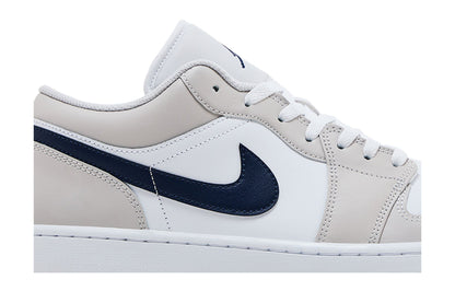 Jordan 1 Low Midnight Navy Neutral Grey sneaker afbeelding 2 - stylecode 553558-146