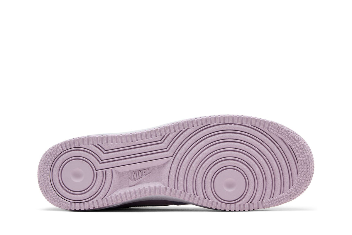 Nike Air Force 1 Low '07 LV8 Hydrangeas Patent sneaker afbeelding 4 - stylecode HV9405-500