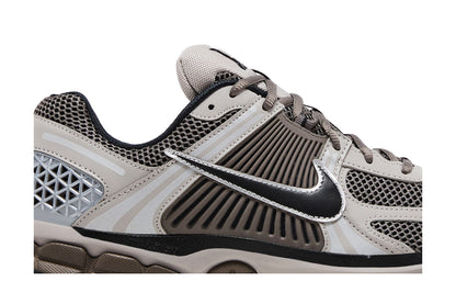 Nike Zoom Vomero 5 College Grey Cave Stone sneaker afbeelding 2 - stylecode FB9149-005