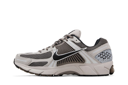 Nike Zoom Vomero 5 College Grey Cave Stone sneaker afbeelding 3 - stylecode FB9149-005