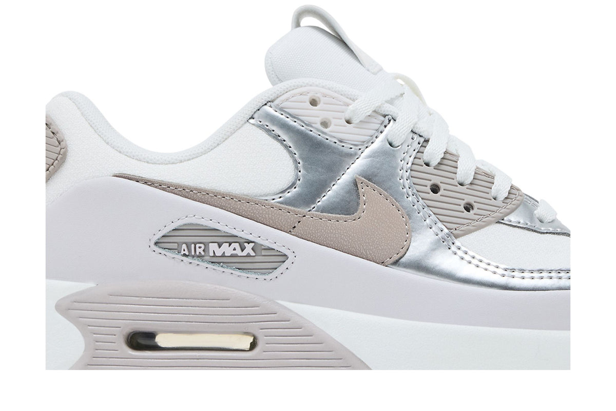 Nike Air Max 90 LV8 Summit White Vast Grey Metallic Platinum College Grey (Women's) sneaker afbeelding 2 - stylecode IB0170-1