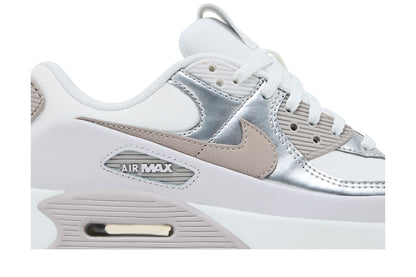 Nike Air Max 90 LV8 Summit White Vast Grey Metallic Platinum College Grey (Women's) sneaker afbeelding 2 - stylecode IB0170-1