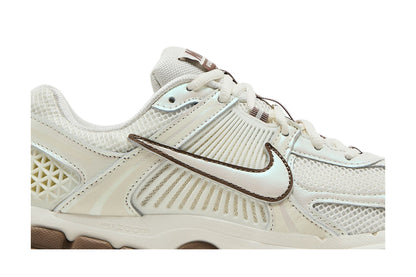 Nike Zoom Vomero 5 Sail Mink Brown Black (Women's) sneaker afbeelding 2 - stylecode IB8129-133