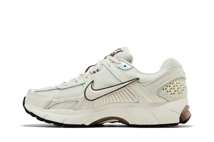 Nike Zoom Vomero 5 Sail Mink Brown Black (Women's) sneaker afbeelding 3 - stylecode IB8129-133