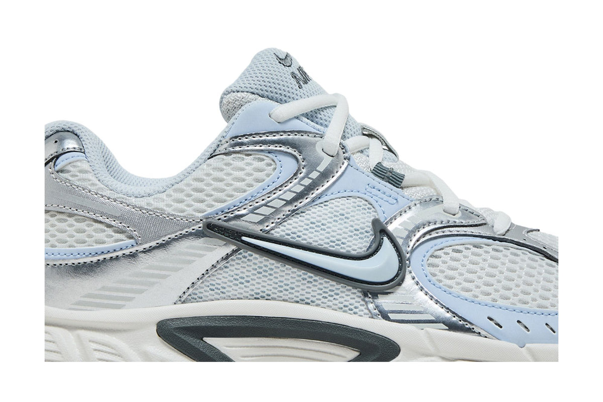 Nike V5 RNR Summit White Blue Tint Photon Dust Smoke Grey (Women's) sneaker afbeelding 2 - stylecode HQ7901-103