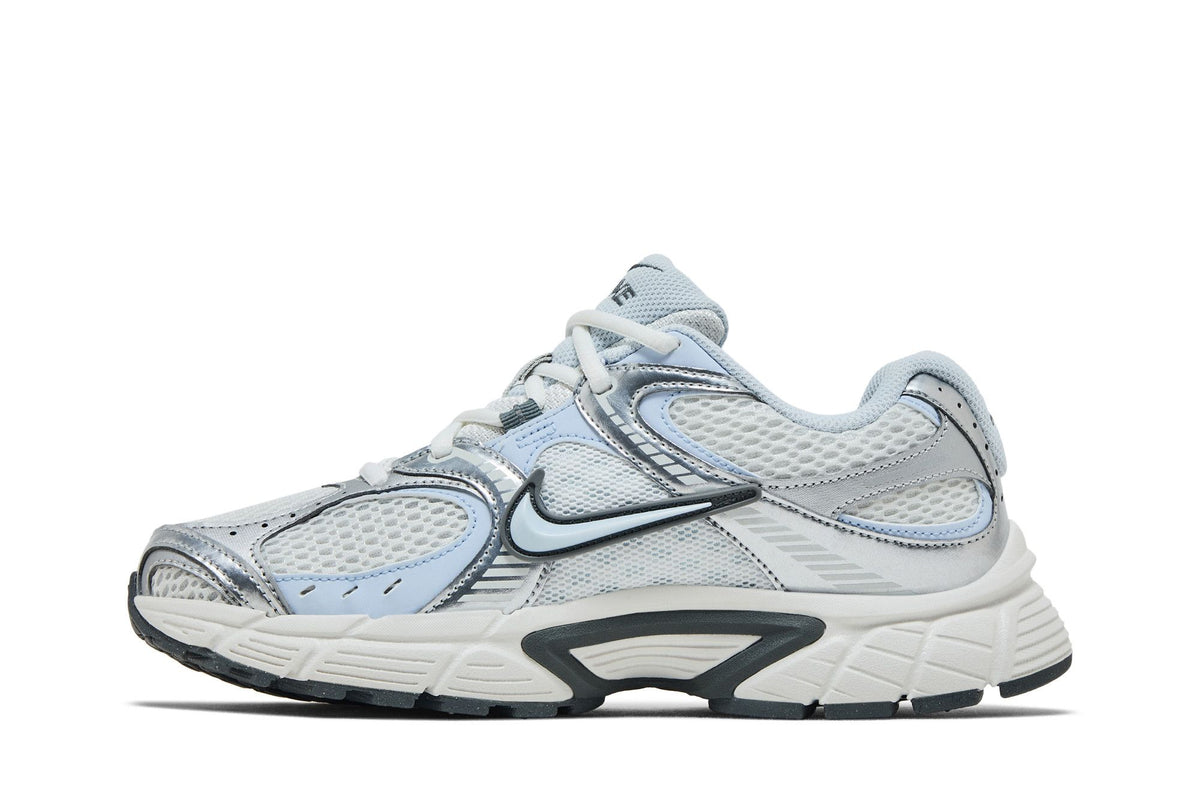 Nike V5 RNR Summit White Blue Tint Photon Dust Smoke Grey (Women's) sneaker afbeelding 3 - stylecode HQ7901-103