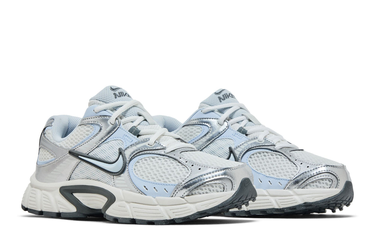 Nike V5 RNR Summit White Blue Tint Photon Dust Smoke Grey (Women's) sneaker afbeelding 8 - stylecode HQ7901-103