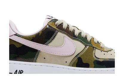 Nike Air Force 1 Low '07 LV8 Patent Camo Pink sneaker afbeelding 2 - stylecode HQ1967-200
