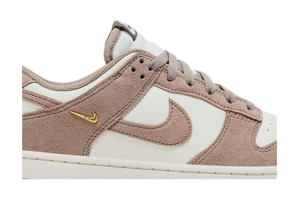 Nike Dunk Low Malt Gold Mini Swoosh (Women's) sneaker afbeelding 2 - stylecode IB4417-105
