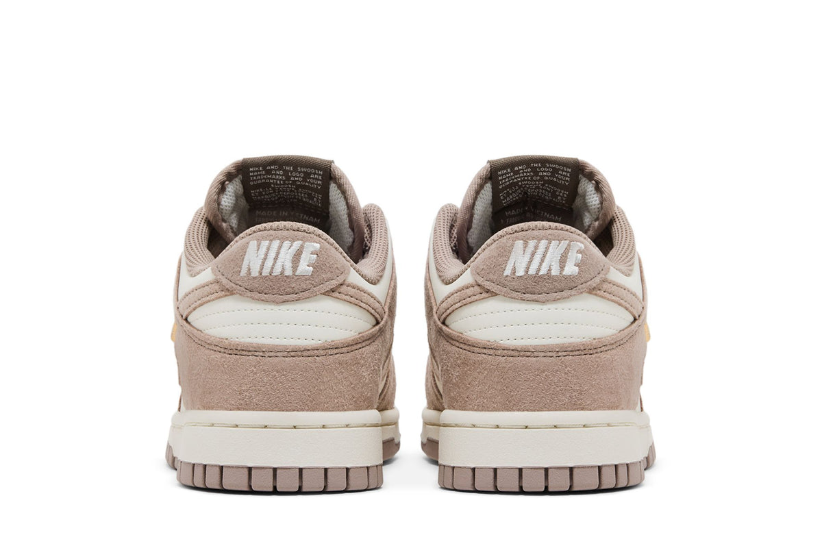 Nike Dunk Low Malt Gold Mini Swoosh (Women's) sneaker afbeelding 6 - stylecode IB4417-105