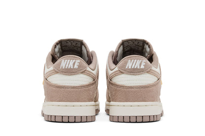 Nike Dunk Low Malt Gold Mini Swoosh (Women's) sneaker afbeelding 6 - stylecode IB4417-105