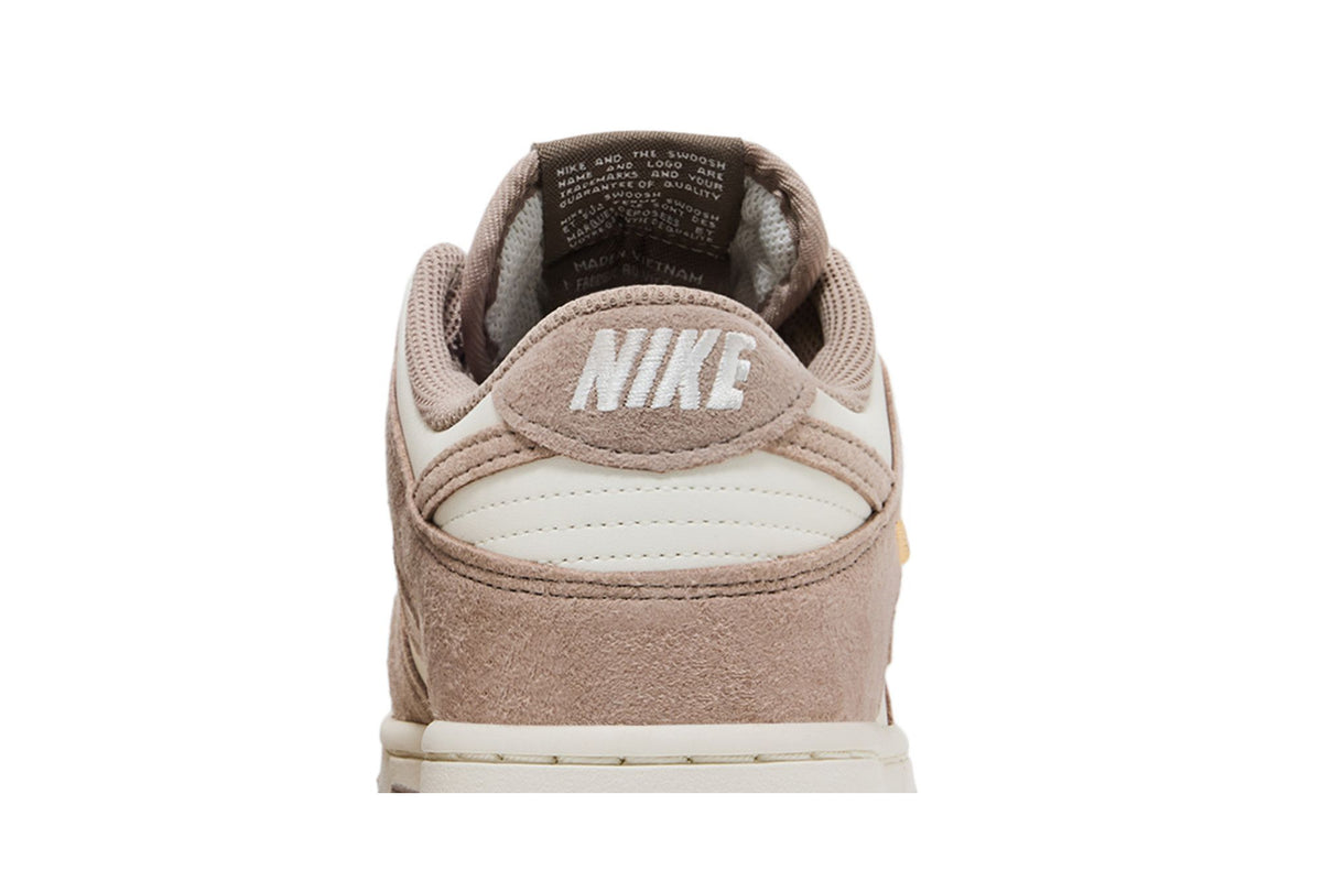 Nike Dunk Low Malt Gold Mini Swoosh (Women's) sneaker afbeelding 7 - stylecode IB4417-105
