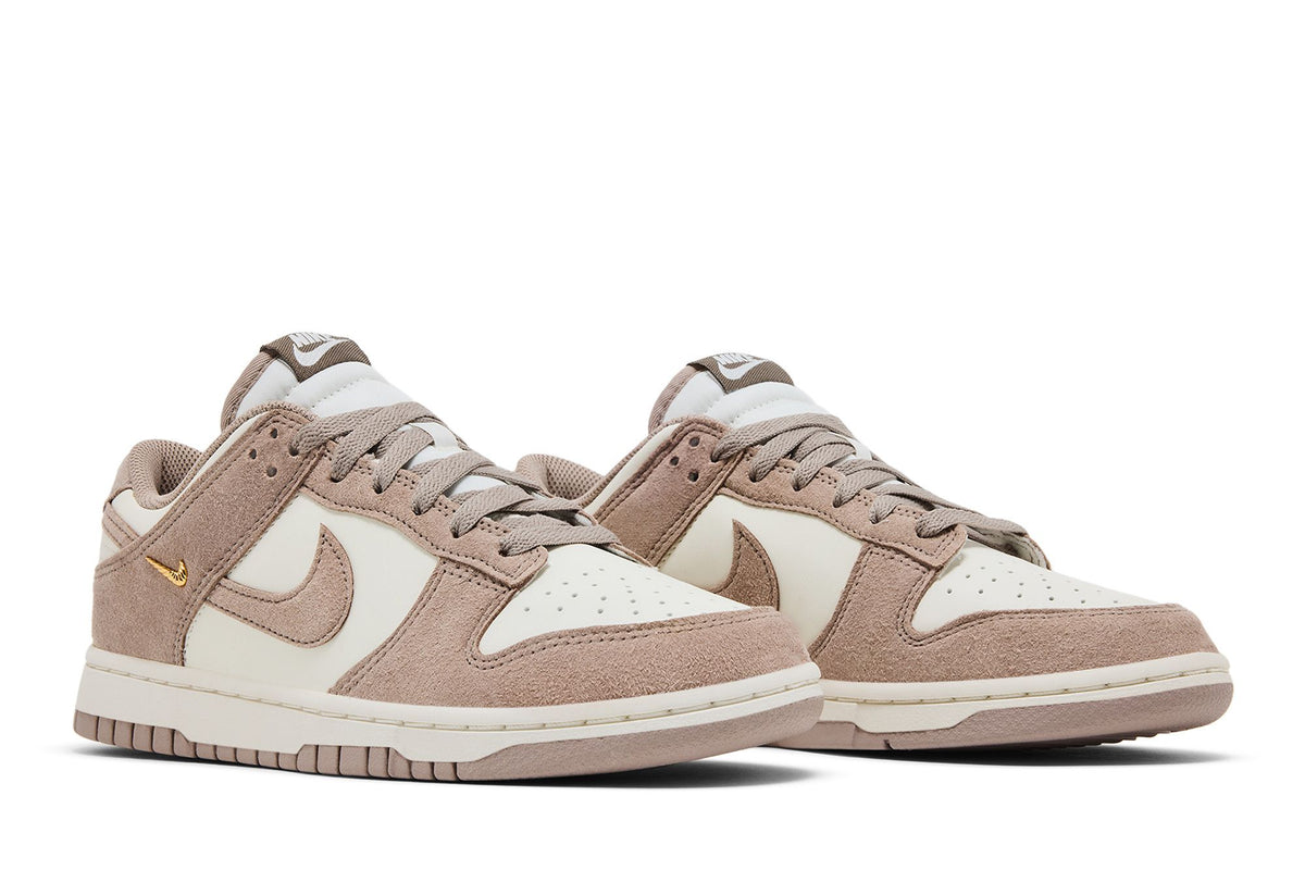 Nike Dunk Low Malt Gold Mini Swoosh (Women's) sneaker afbeelding 8 - stylecode IB4417-105