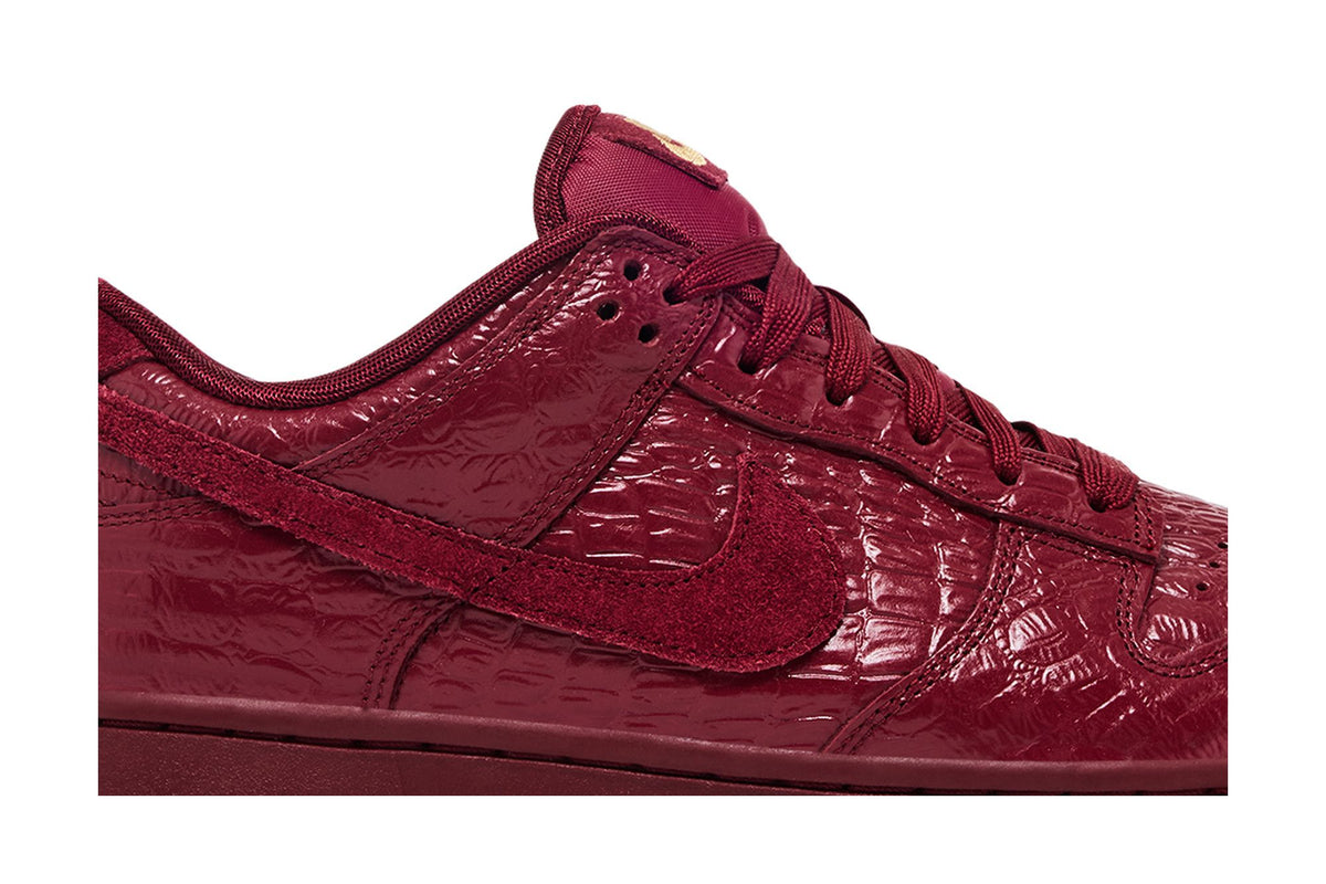Nike Dunk Low Crocodile Team Red (Women's) sneaker afbeelding 2 - stylecode HV4388-600