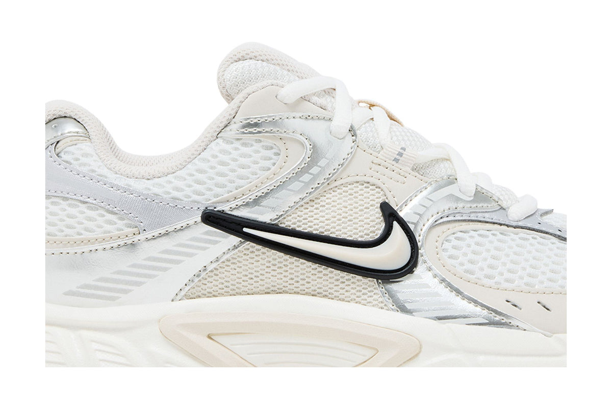 Nike V5 RNR Sail Light Orewood Brown (Women's) sneaker afbeelding 2 - stylecode HQ7901-104