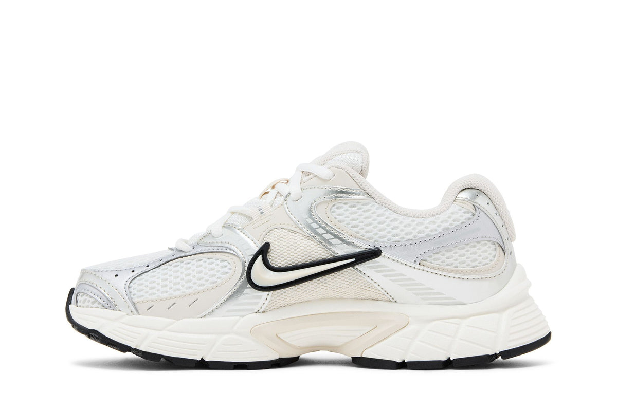Nike V5 RNR Sail Light Orewood Brown (Women's) sneaker afbeelding 3 - stylecode HQ7901-104