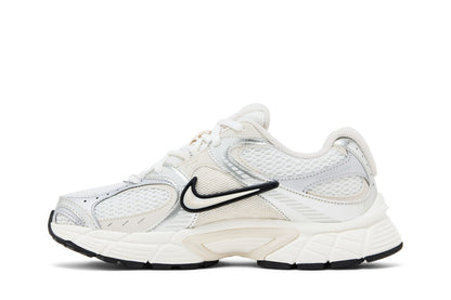 Nike V5 RNR Sail Light Orewood Brown (Women's) sneaker afbeelding 3 - stylecode HQ7901-104