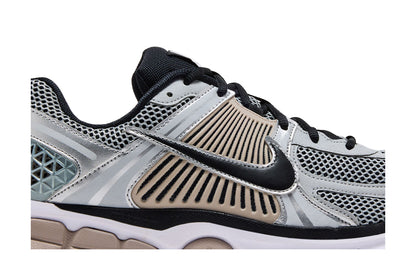 Nike Zoom Vomero 5 Metallic Silver College Grey sneaker afbeelding 2 - stylecode FJ4151-007