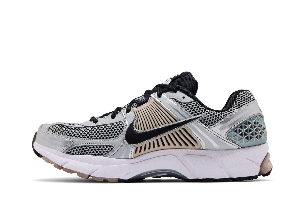 Nike Zoom Vomero 5 Metallic Silver College Grey sneaker afbeelding 3 - stylecode FJ4151-007