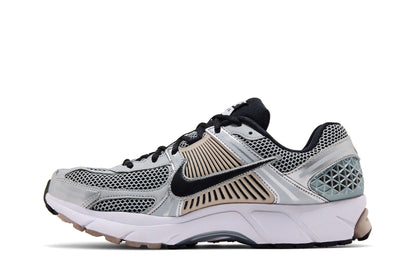 Nike Zoom Vomero 5 Metallic Silver College Grey sneaker afbeelding 3 - stylecode FJ4151-007