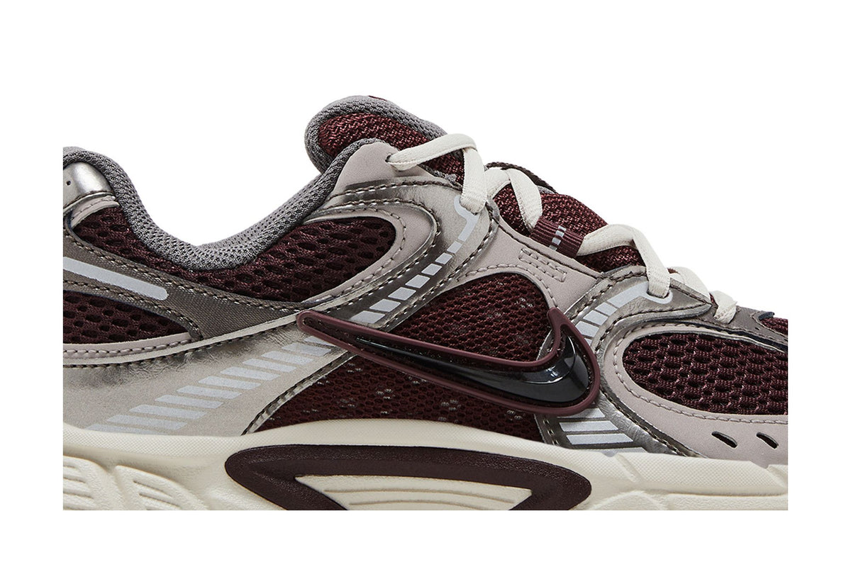Nike V5 RNR Burgundy Crush College Grey (Women's) sneaker afbeelding 2 - stylecode HQ7901-602