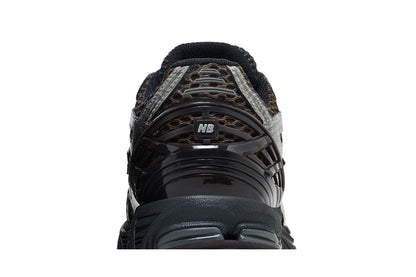 New Balance 1906R Snakeskin Thunder Brown sneaker afbeelding 7 - stylecode U19062NQ