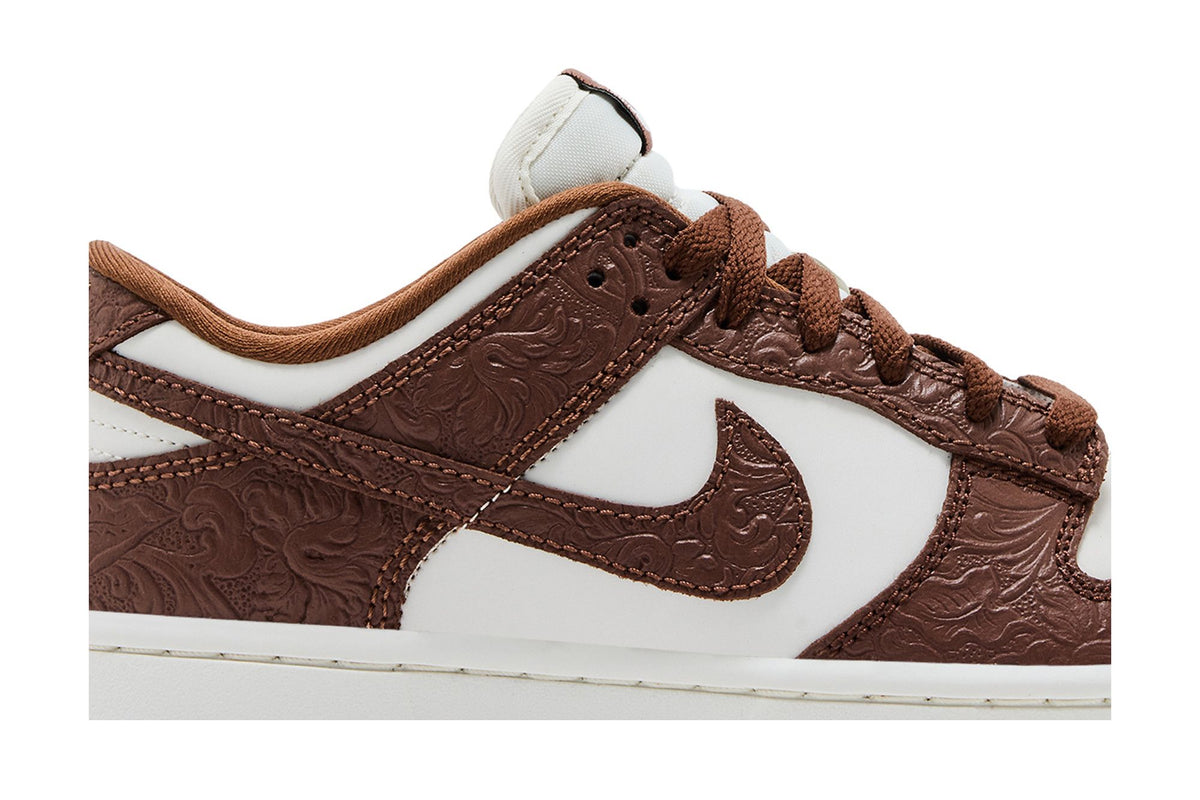 Nike Dunk Low Embossed Baroque Sail Fauna Brown (Women's) sneaker afbeelding 2 - stylecode IF3944-100
