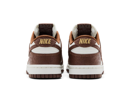 Nike Dunk Low Embossed Baroque Sail Fauna Brown (Women's) sneaker afbeelding 6 - stylecode IF3944-100