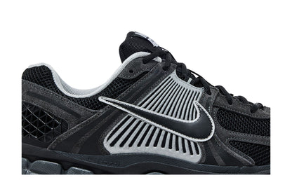 Nike Zoom Vomero 5 Anthracite Flat Silver sneaker afbeelding 2 - stylecode HF1553-006