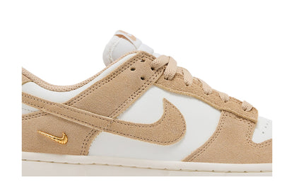 Nike Dunk Low Sail Metallic Gold Linen (Women's) sneaker afbeelding 2 - stylecode IO4244-101