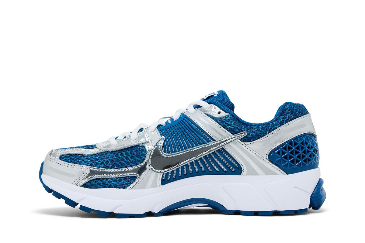 Nike Zoom Vomero 5 Court Blue Metallic Silver sneaker afbeelding 3 - stylecode IQ9392-476