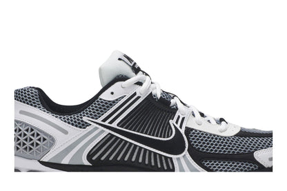 Nike Zoom Vomero 5 SE SP Dark Grey Black White sneaker afbeelding 2 - stylecode CI1694-001
