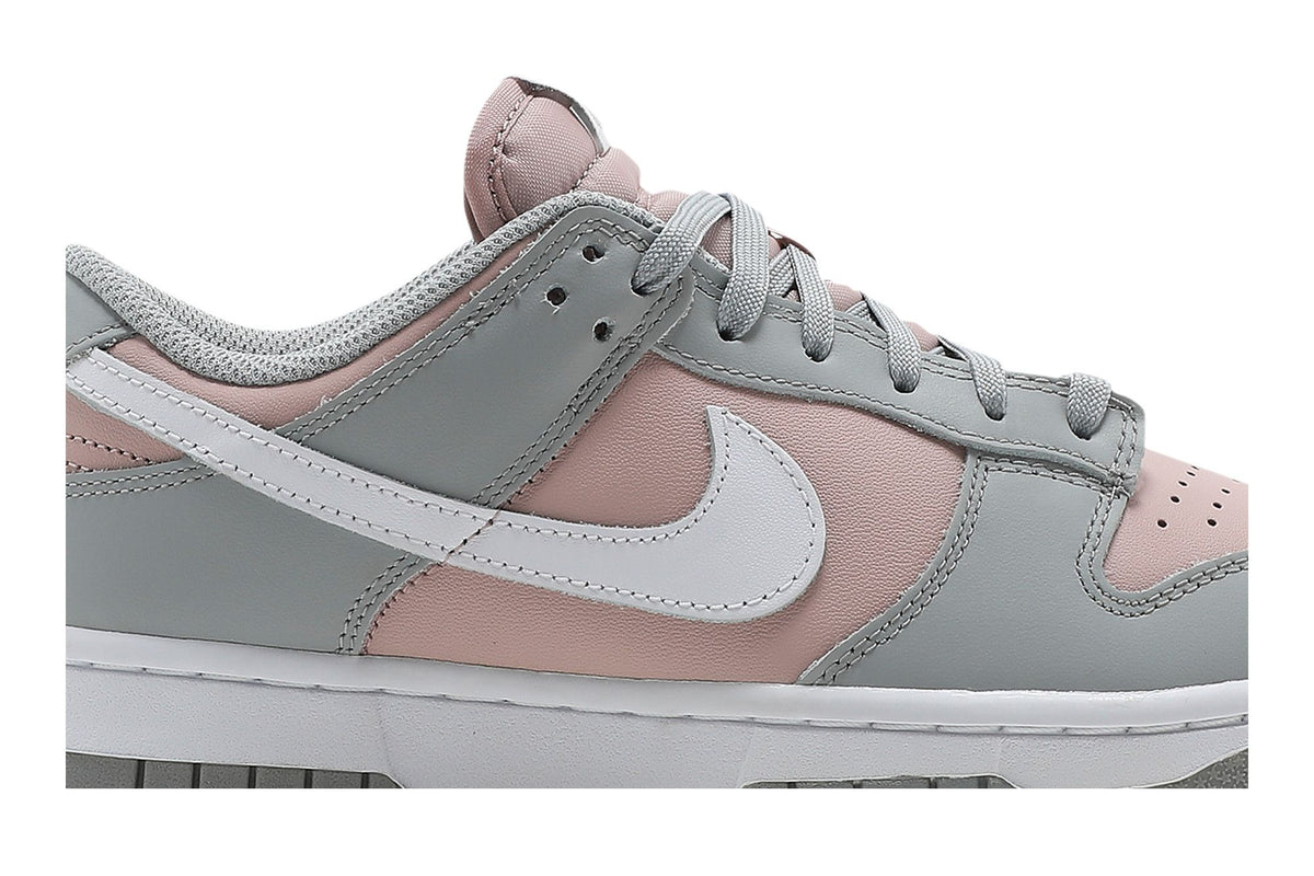Nike Dunk Low Pink Oxford (Women's) sneaker afbeelding 2 - stylecode DM8329-600