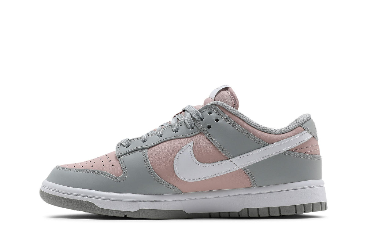 Nike Dunk Low Pink Oxford (Women's) sneaker afbeelding 3 - stylecode DM8329-600