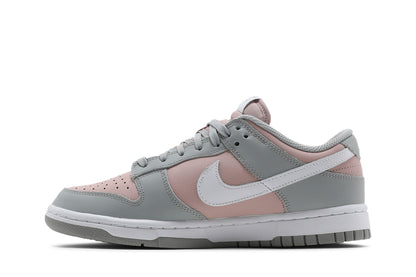 Nike Dunk Low Pink Oxford (Women's) sneaker afbeelding 3 - stylecode DM8329-600