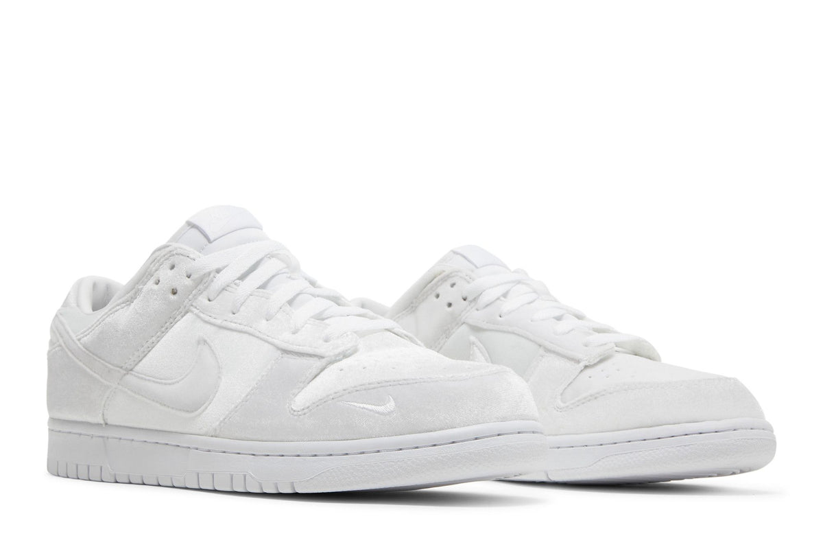 Nike Dunk Low Dover Street Market Triple White Velvet sneaker afbeelding 8 - stylecode DH2686-100