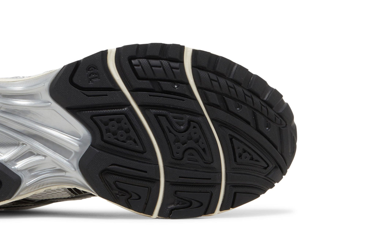 ASICS Gel-Kayano 14 JJJJound Silver Black sneaker afbeelding 5 - stylecode 1201A457-101