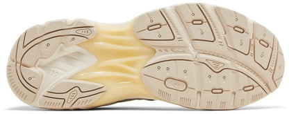  Onderkant van de ASICS GT-2160 x Above The Clouds met gripvaste buitenzool en zichtbare GEL-technologie
