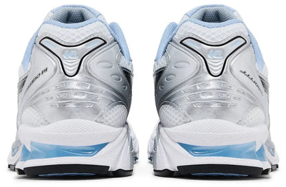 Achterkant van de JJJJound x ASICS GEL-Kayano 14 met JJJJound-branding en zilveren hielsupport.
