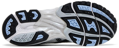Onderkant van de JJJJound x ASICS GEL-Kayano 14 met robuuste zool en zichtbare GEL-technologie.