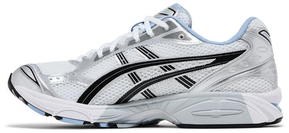 Binnenzijde van de JJJJound x ASICS GEL-Kayano 14 ‘White Baby Blue’ met mesh en metallic details.