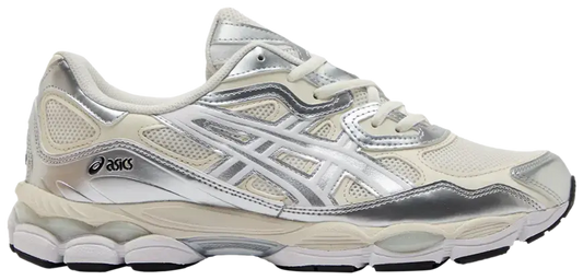 Zijaanzicht van de ASICS Gel-NYC Cream Pure Silver sneaker met mesh en suède details in cream en zilvergrijs.