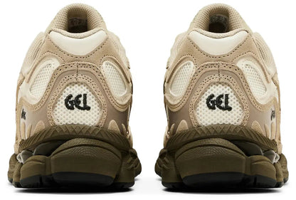 Achterkant van de ASICS Gel-NYC Cream Putty sneaker met geborduurde Gel-wordmark en donker taupe midsole