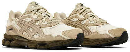 Voorkant van de ASICS Gel-NYC Cream Putty sneaker met off-white mesh en cream suède overlays