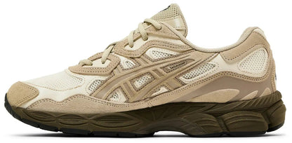 Binnenkant van de ASICS Gel-NYC Cream Putty met harige suède tiger stripes en ASICS strepen branding
