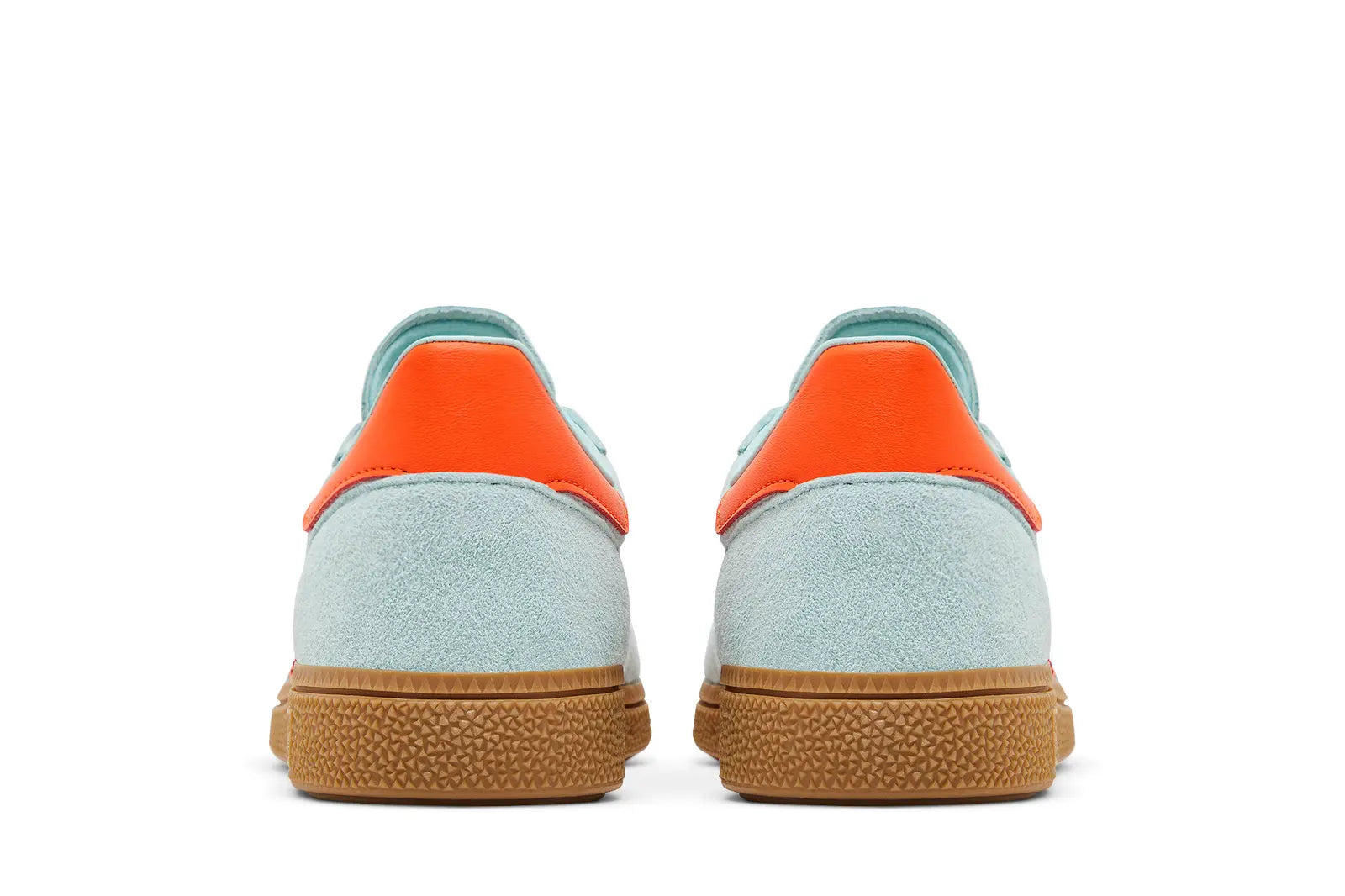 Achteraanzicht van de adidas Handball Spezial ‘Semi Flash Aqua’ (IH5374) met het adidas-logo op de hiel in oranje accentkleur.