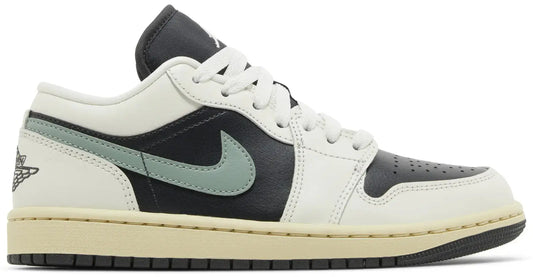 Binnenzijde van de Air Jordan 1 Low ‘Jade Smoke’ met zicht op de enkelvoering en binnenzool