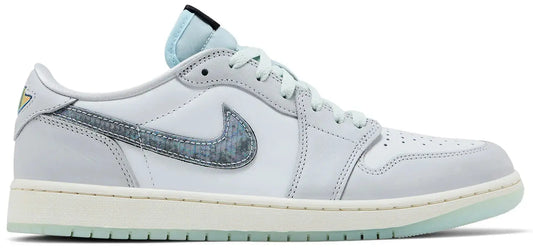 Air Jordan 1 Retro Low OG Year of the Snake zijaanzicht met grijze snakeskin Swoosh en Photon Dust overlays