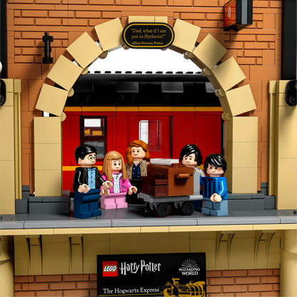  LEGO Harry Potter treinwagon met oplichtende coupés, waarin Harry, Ron en Hermelien elkaar ontmoeten in de eerste film.